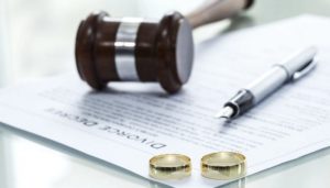 Aile Hukuku avukatı ile anlaşmalı ve çekişmeli boşanma davalarınız çözüme kavuşuyor. Gizlilik taahhüdü ile 17 yıllık tecrübeli boşanma avukatına şimdi ulaşın.